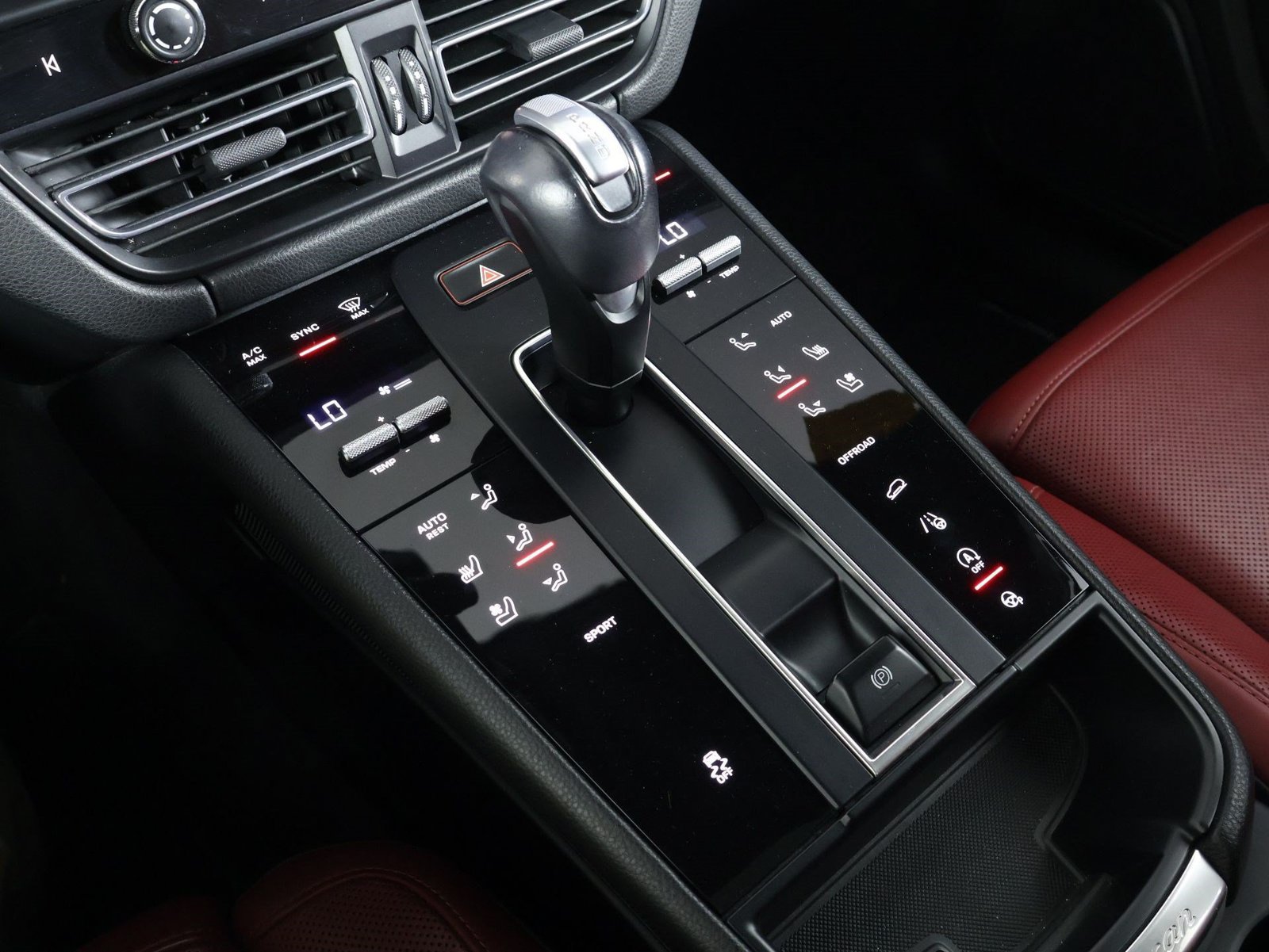 Certified 2023 Porsche Macan AWD/4WD image 18