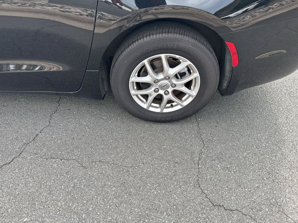 Used 2025 Chrysler Pacifica Select FWD image 30