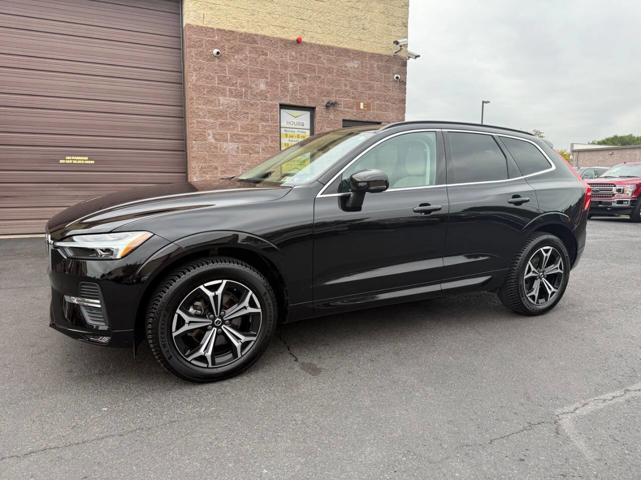 Used 2022 Volvo XC60 B5 Momentum image 3