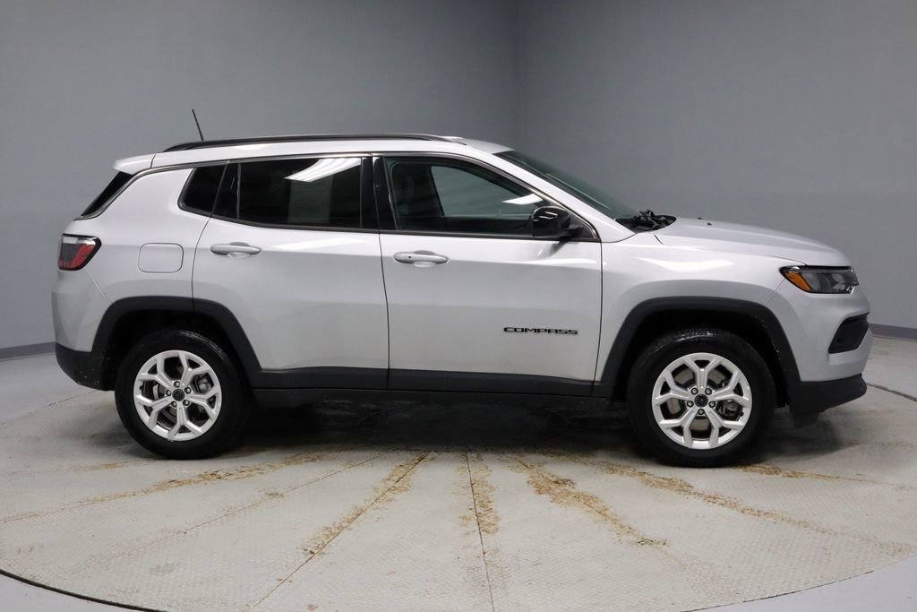 Used 2025 Jeep Compass Latitude image 10