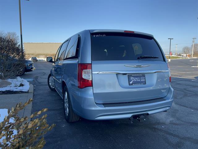 Used 2013 Chrysler Town & Country Touring image 5