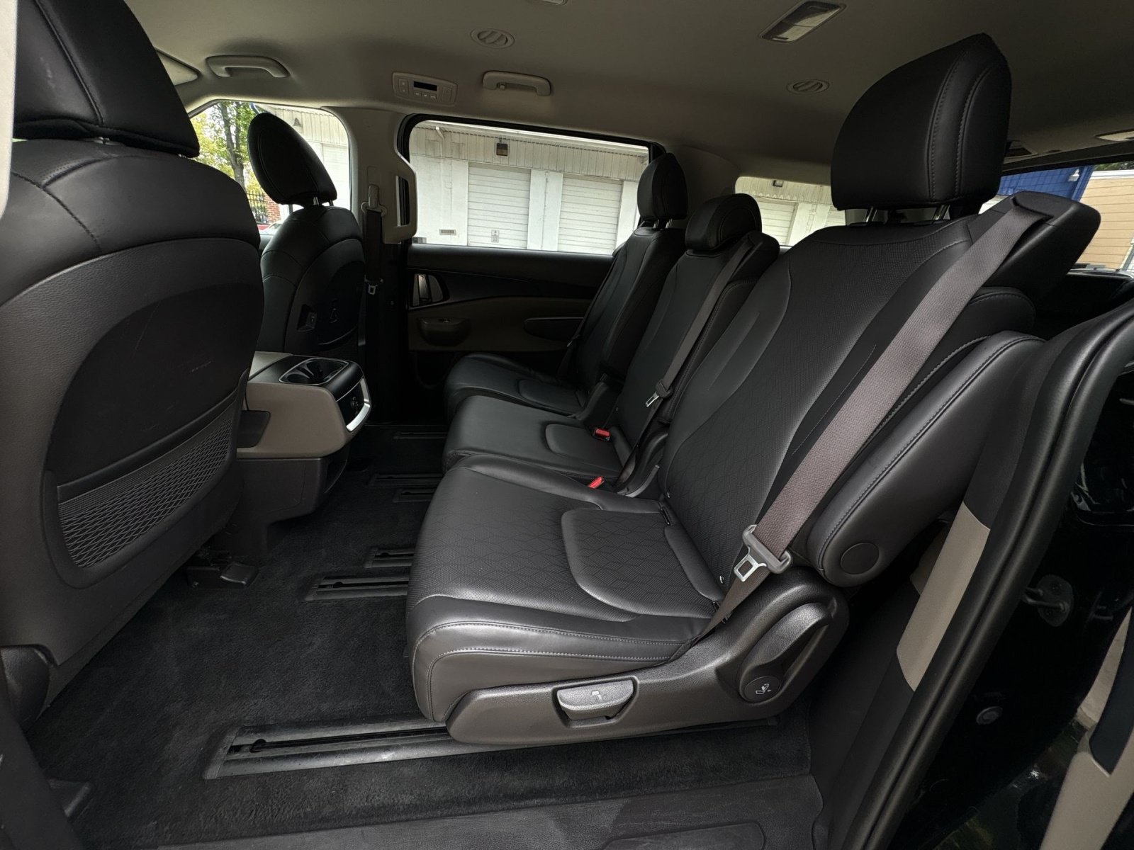 Used 2025 Kia Carnival FWD image 34