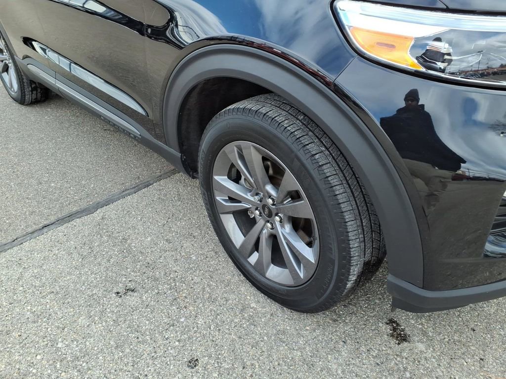 Certified 2023 Ford Explorer XLT w/ Equipment Group 202A image 5