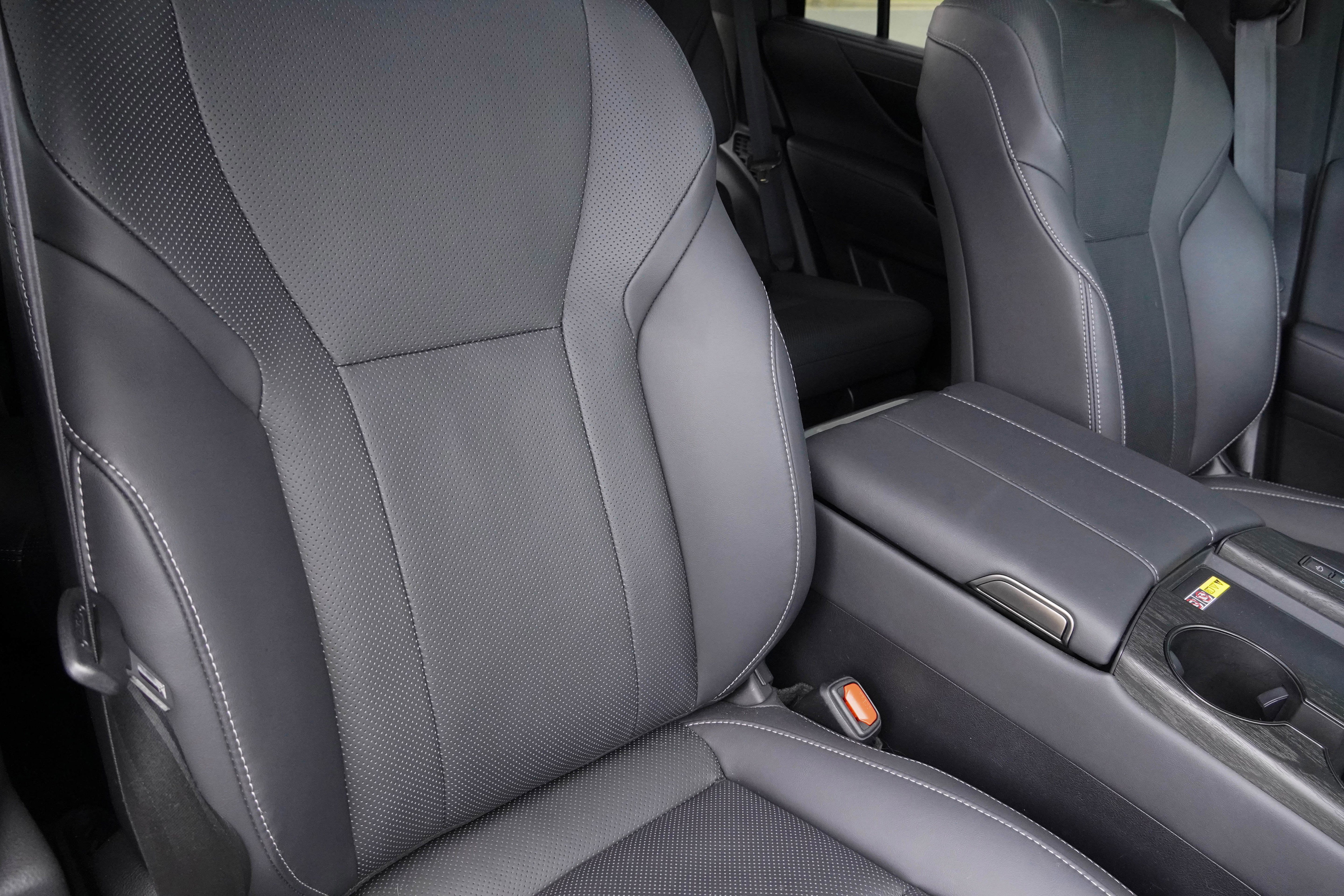 Used 2025 Lexus LX 600 4WD w/ Interior Upgrade Package image 13