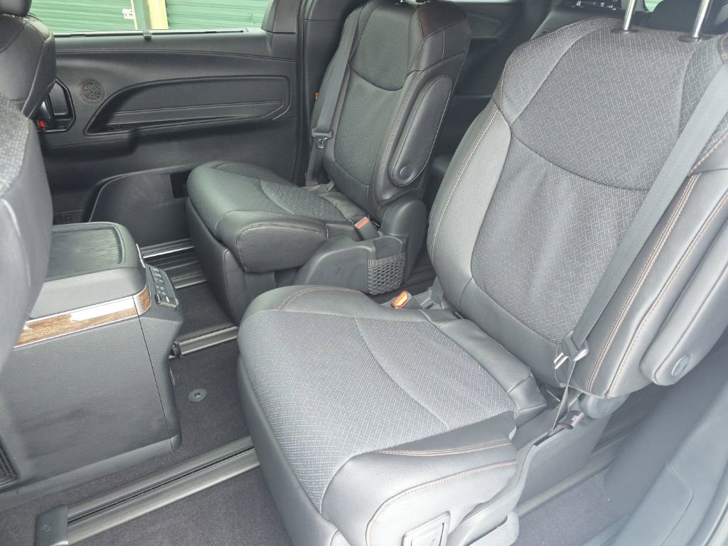Certified 2025 Toyota Sienna Platinum image 13