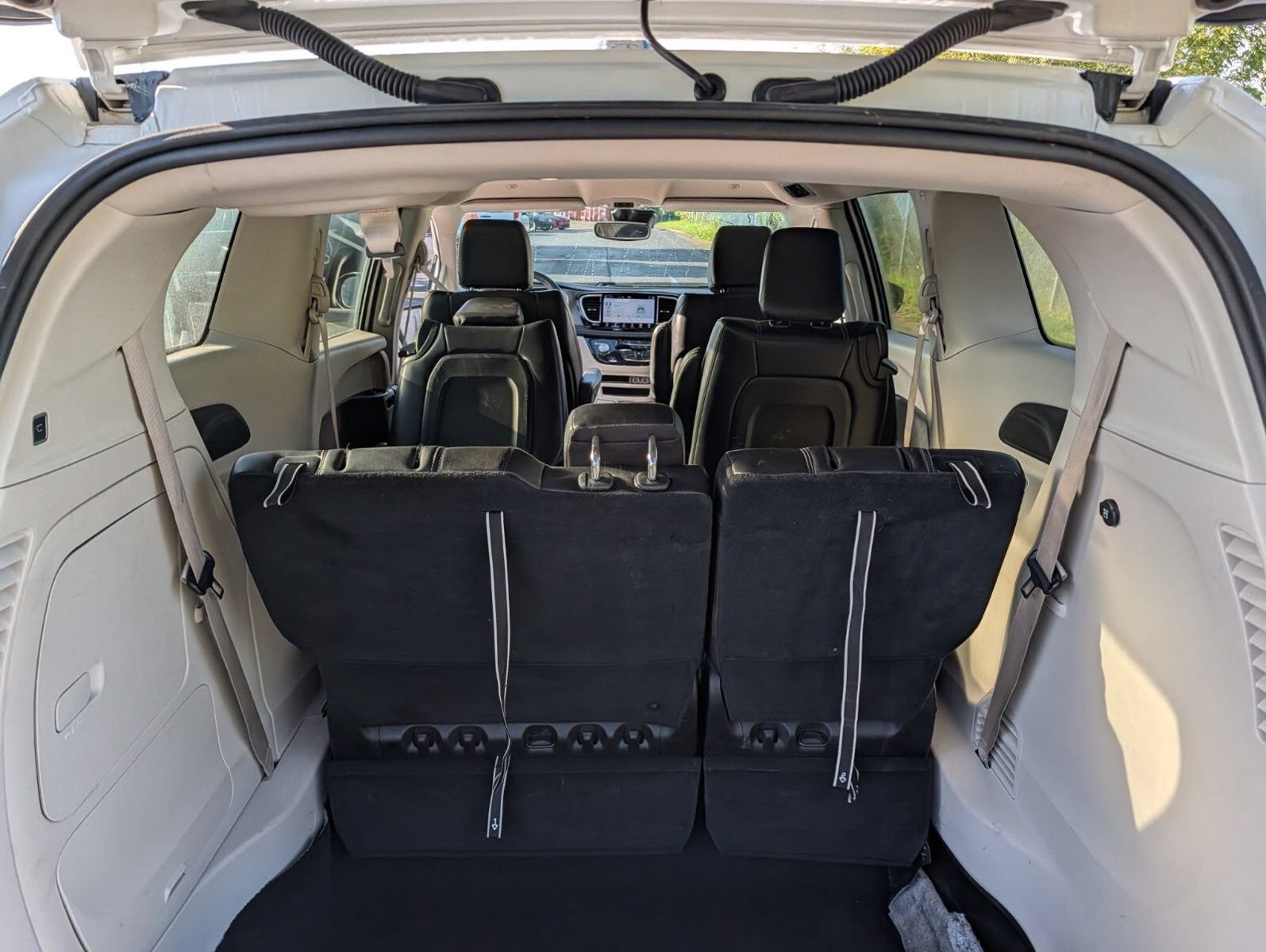 Used 2023 Chrysler Pacifica Touring-L FWD image 23
