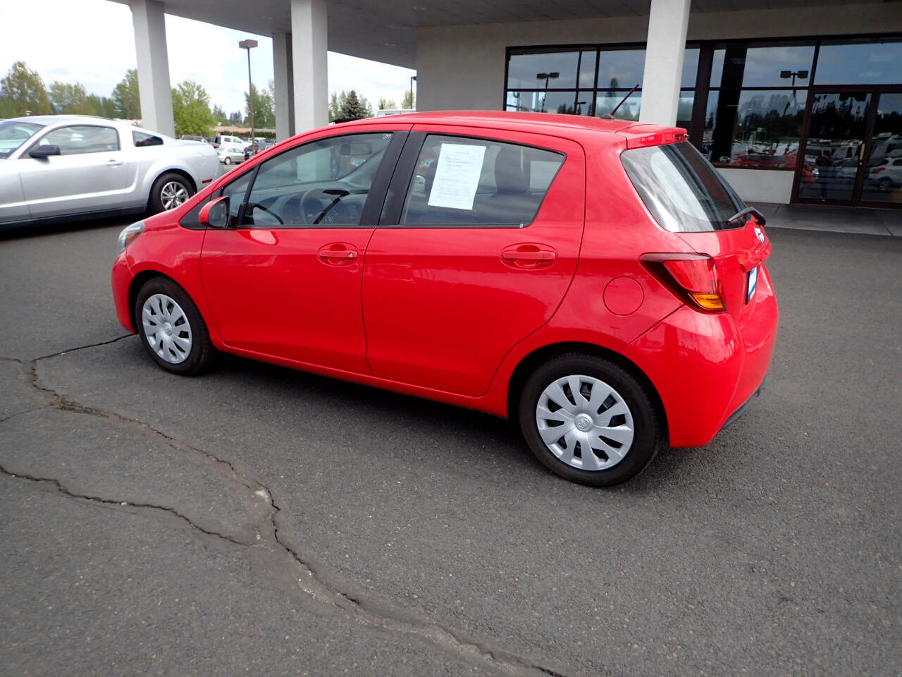 Used 2015 Toyota Yaris L image 3