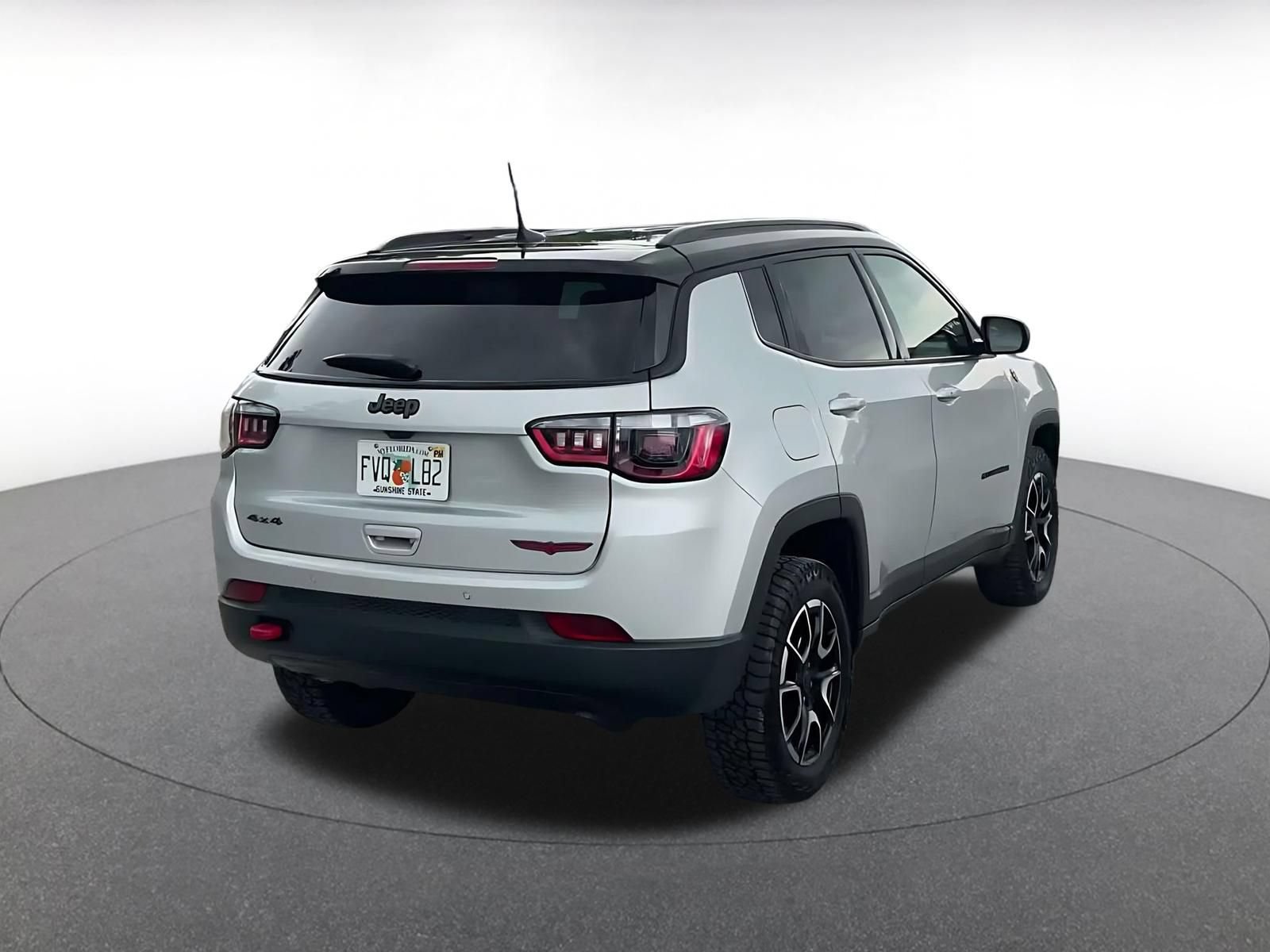Used 2025 Jeep Compass Trailhawk AWD/4WD image 15