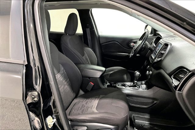 Used 2019 Jeep Cherokee Latitude w/ Comfort & Convenience Group AWD/4WD image 39