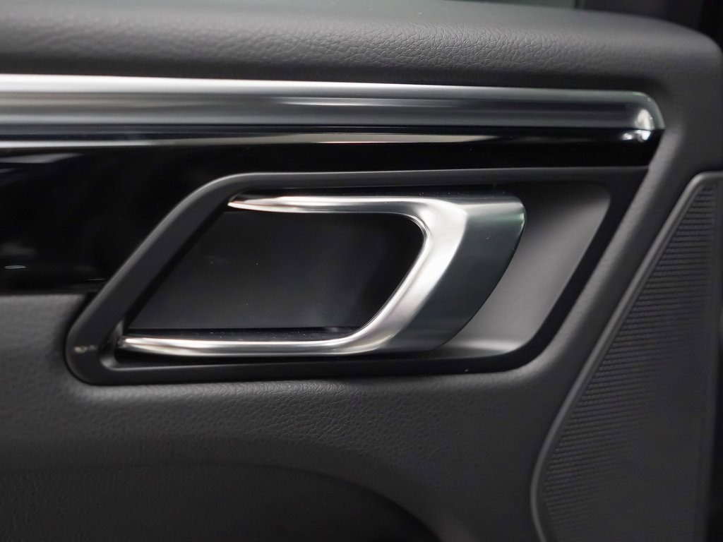 Certified 2025 Porsche Macan image 15