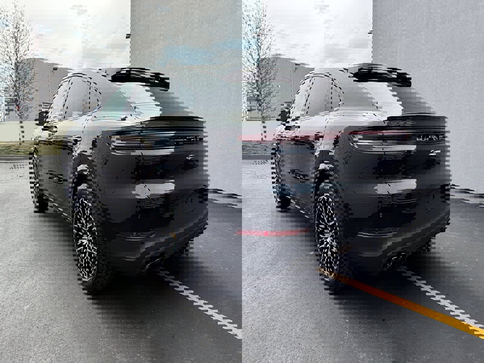 Used 2024 Porsche Cayenne Coupe image 3