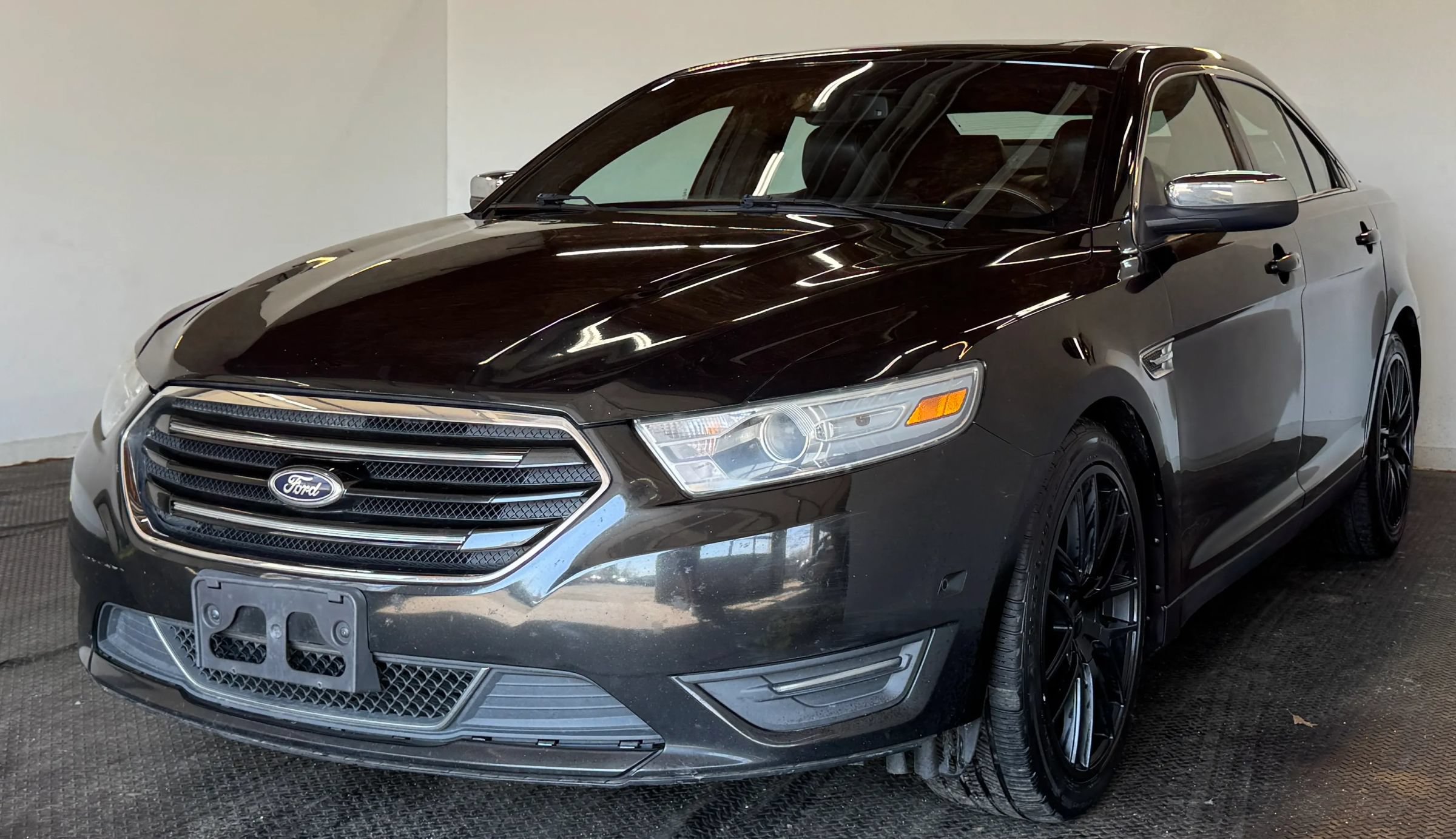Used 2013 Ford Taurus Limited FWD image 2