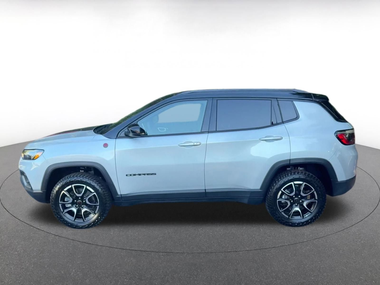 Used 2025 Jeep Compass Trailhawk image 9