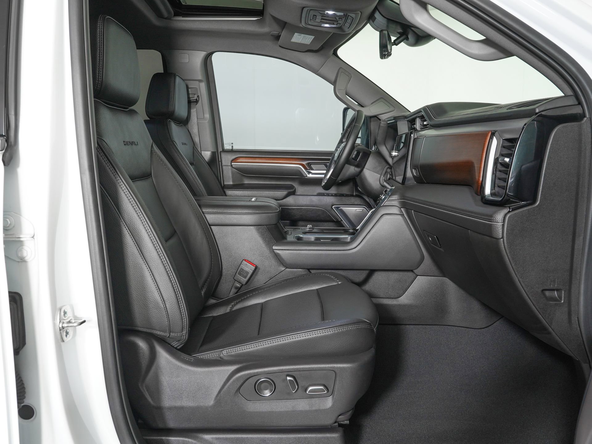 Used 2025 GMC Sierra 2500 Denali w/ Denali Reserve Package image 9