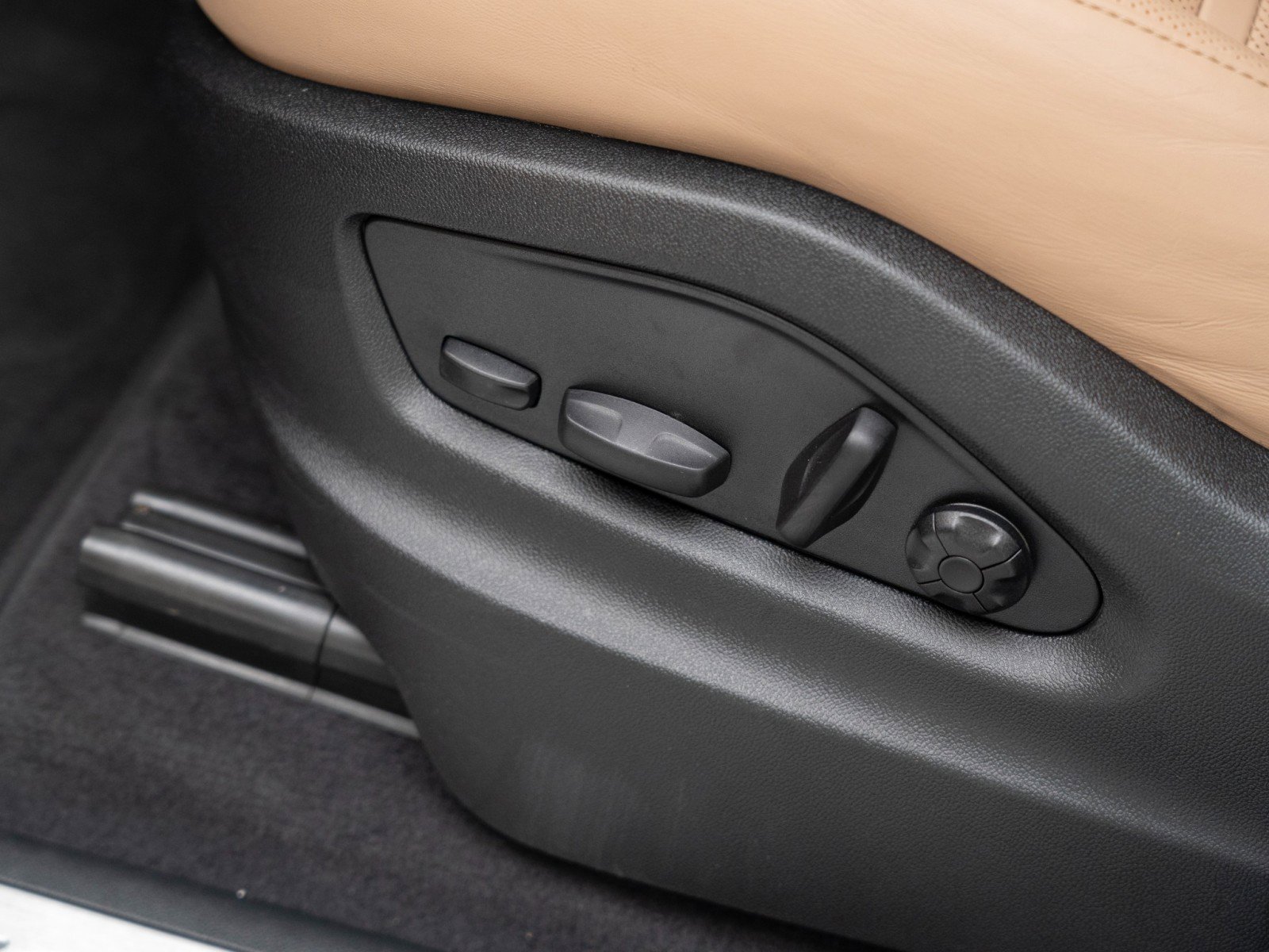 Certified 2025 Porsche Cayenne S image 16