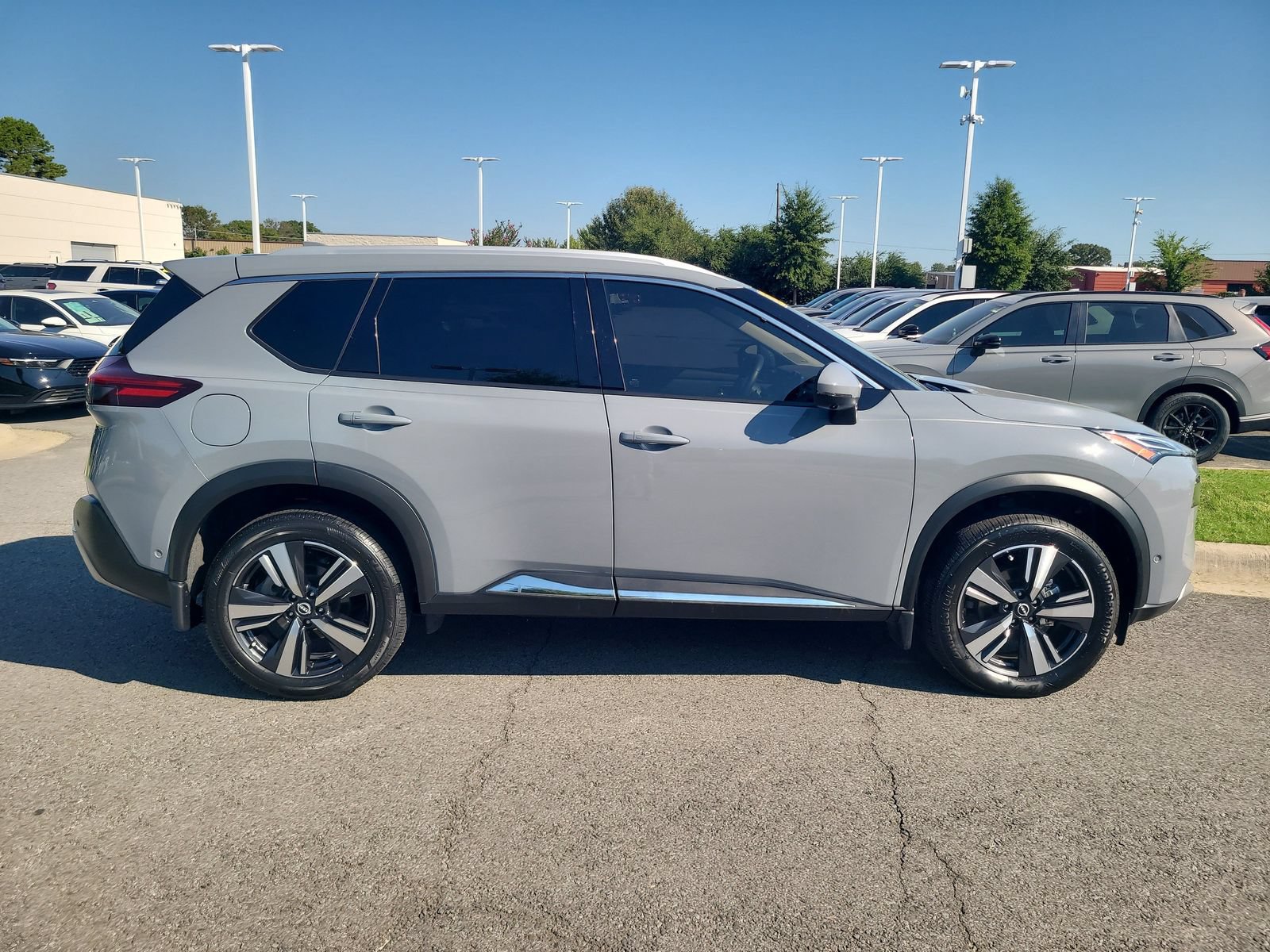 Used 2023 Nissan Rogue Platinum w/ Platinum Premium Package FWD image 2