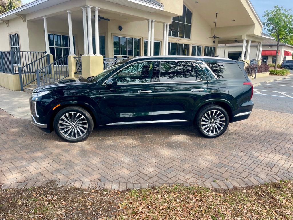 Used 2025 Hyundai Palisade Calligraphy FWD image 2