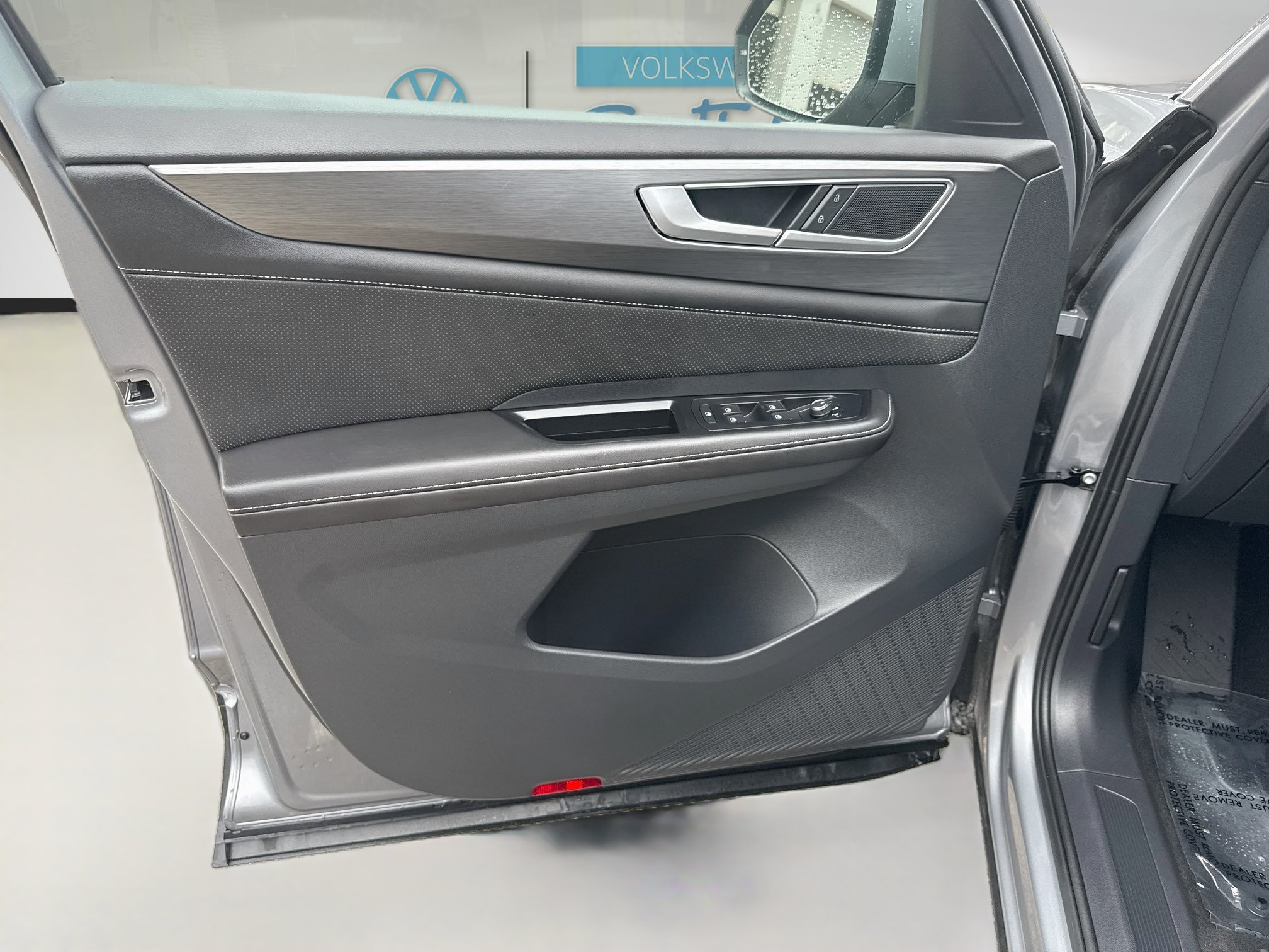 Used 2025 Volkswagen Atlas Cross Sport SE FWD image 19