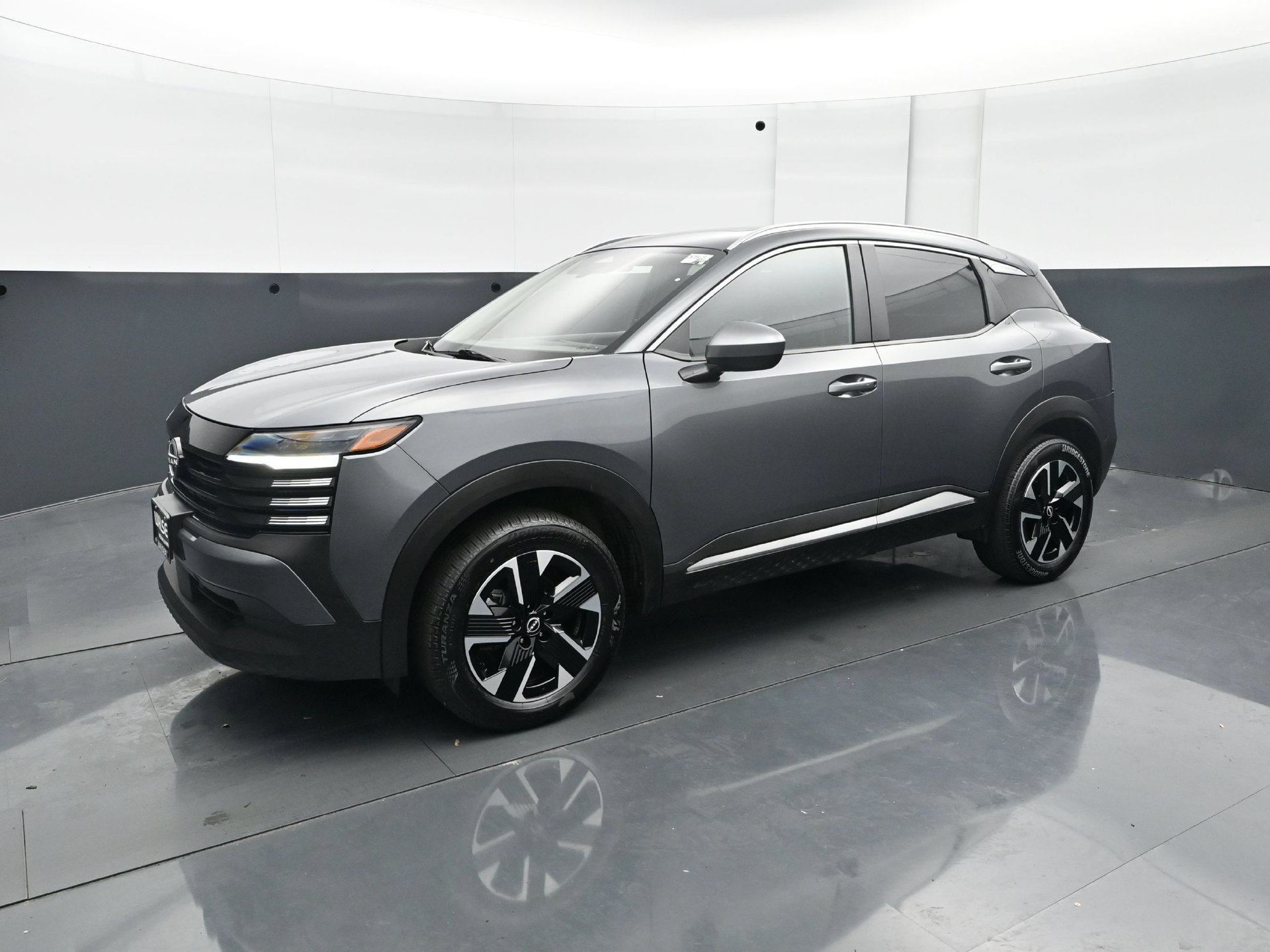 Used 2025 Nissan Kicks SV w/ SV Premium Package AWD/4WD image 2