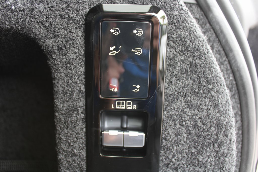 New 2025 Land Rover Range Rover SV image 13