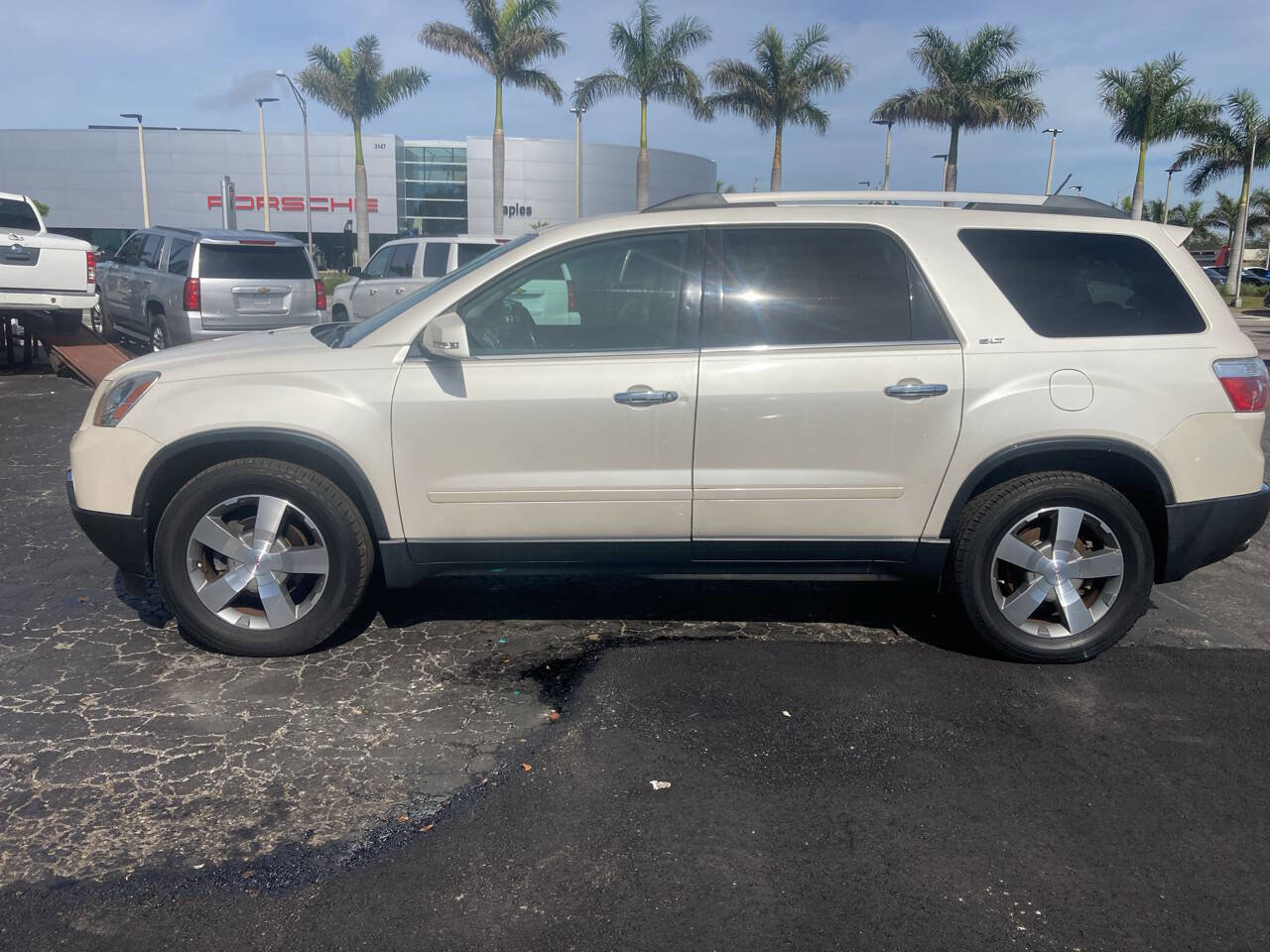 Used 2011 GMC Acadia SLT FWD image 1