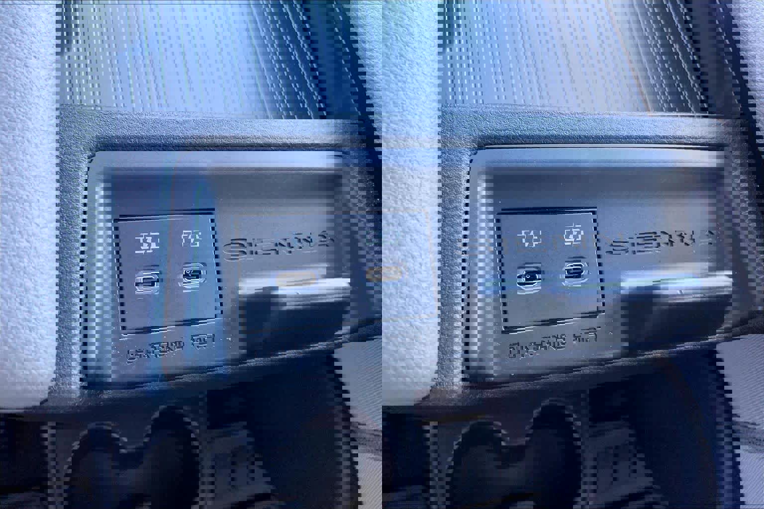 Used 2025 Toyota Sienna LE w/ LE Plus Package image 32