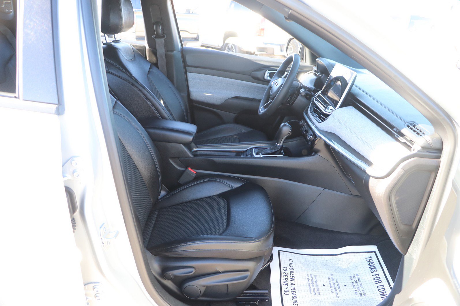 Used 2024 Jeep Compass Latitude image 32