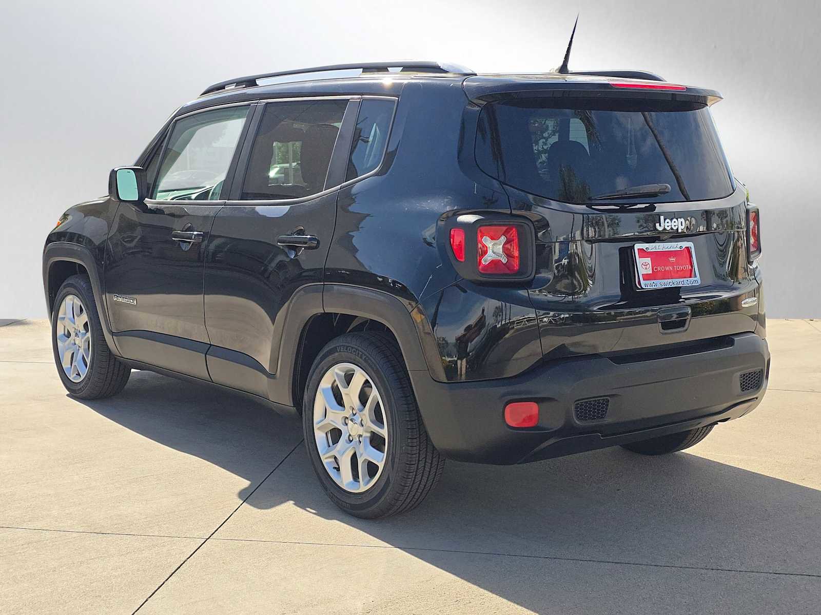 Used 2018 Jeep Renegade Latitude w/ UConnect 8.4 Nav Group image 5