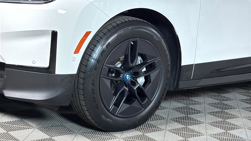 Used 2024 BMW iX xDrive50 w/ Premium Package image 4