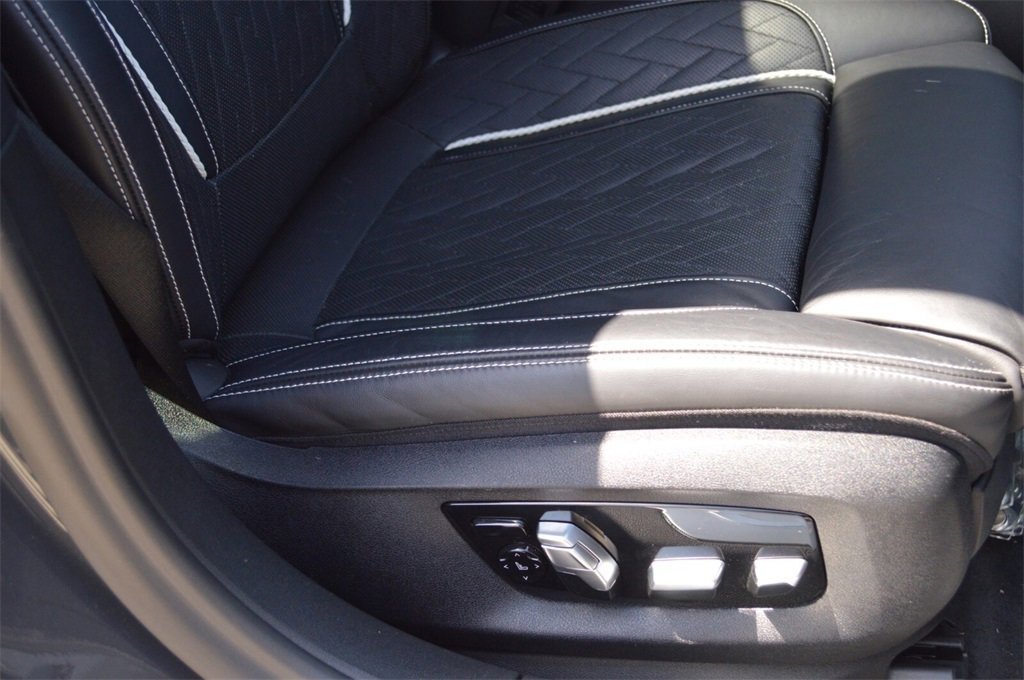 Used 2021 BMW 750i xDrive w/ M Sport Package image 25