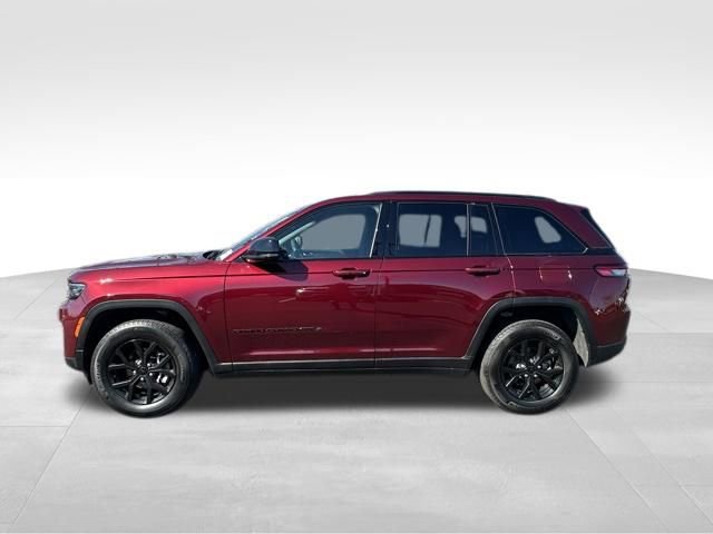 Used 2025 Jeep Grand Cherokee Altitude image 3