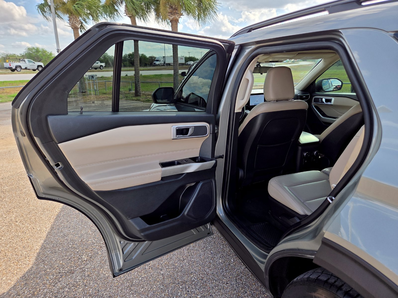 Used 2020 Ford Explorer XLT w/ Equipment Group 202A RWD image 13