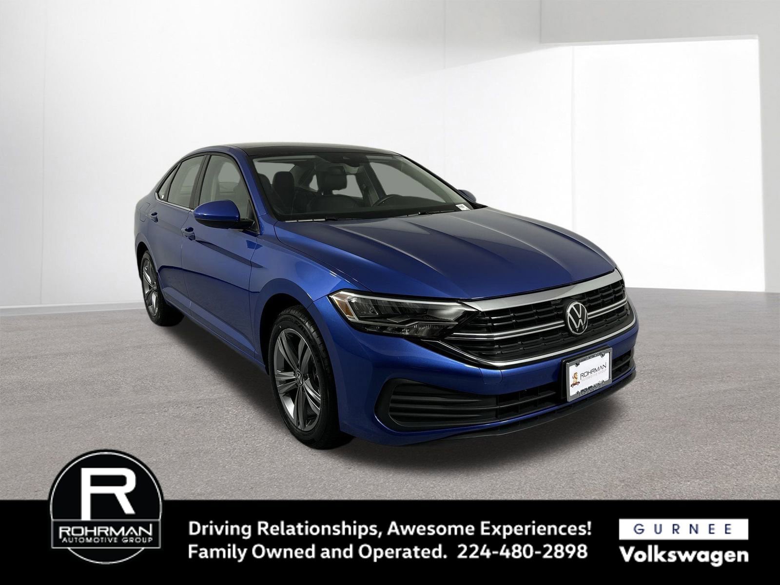 Used 2023 Volkswagen Jetta SE w/ Panoramic Sunroof Package image 3