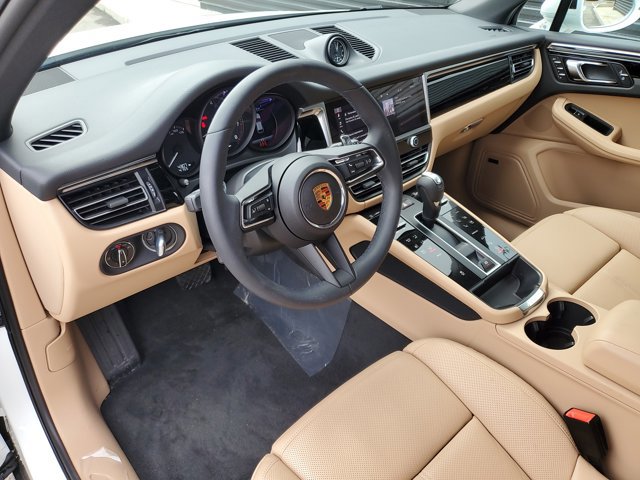 Used 2025 Porsche Macan image 4