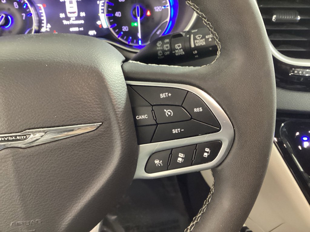 Used 2023 Chrysler Pacifica Touring-L image 23