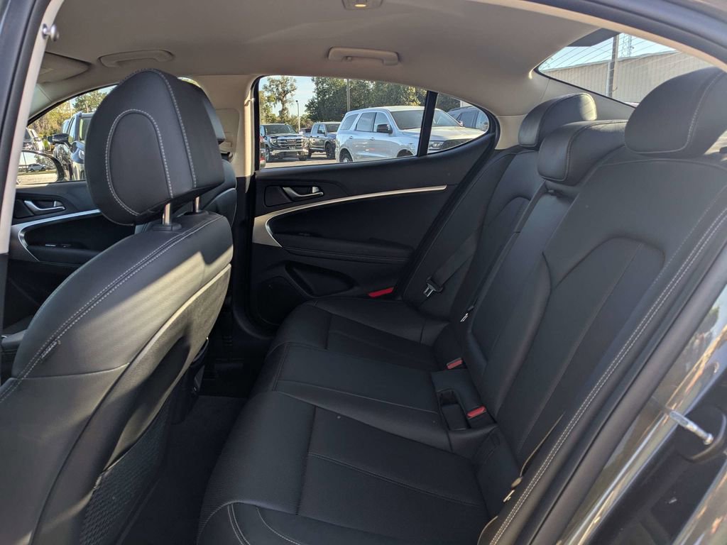 Used 2023 Genesis G70 2.0T image 13