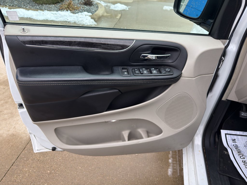 Used 2015 Chrysler Town & Country Touring-L w/ Driver Convenience Group FWD image 11