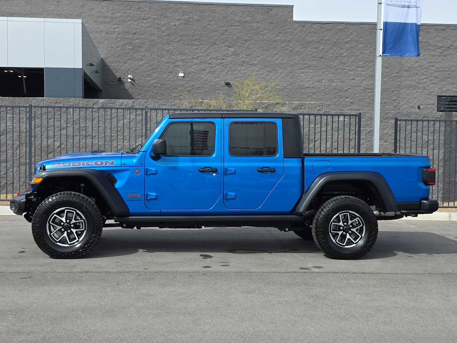 Used 2024 Jeep Gladiator Rubicon w/ Technology Group AWD/4WD image 6