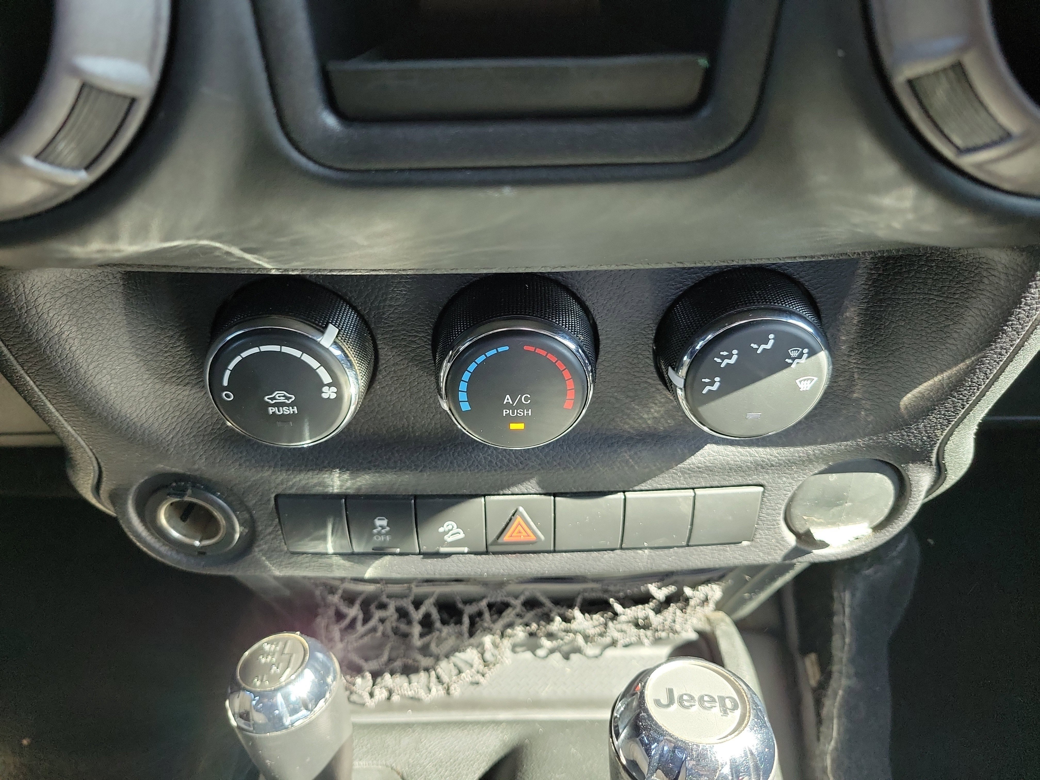 Used 2018 Jeep Wrangler Unlimited Sport w/ Connectivity Group AWD/4WD image 28