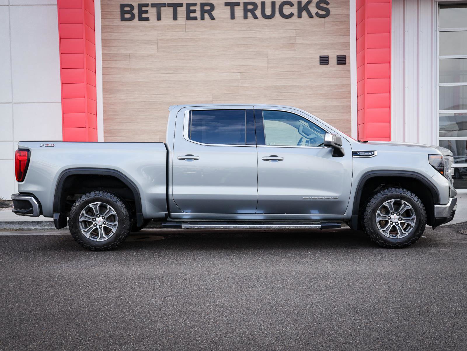 Used 2023 GMC Sierra 1500 SLE image 2