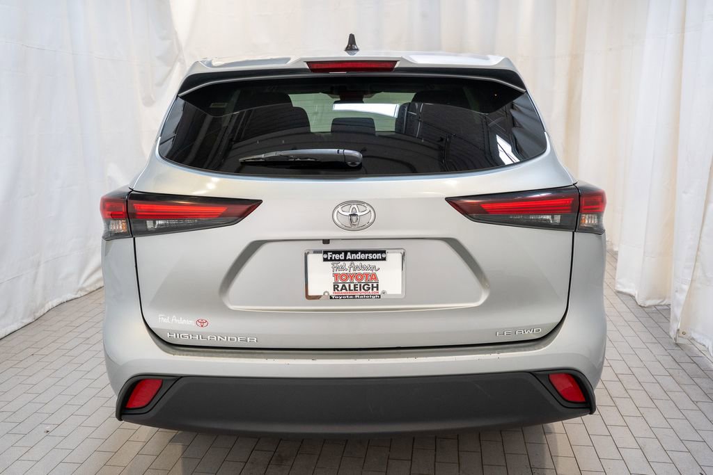 Used 2024 Toyota Highlander LE image 4