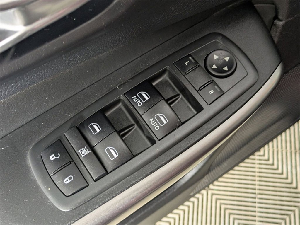 Certified 2019 Jeep Cherokee Latitude Plus w/ Comfort/Convenience Group image 15