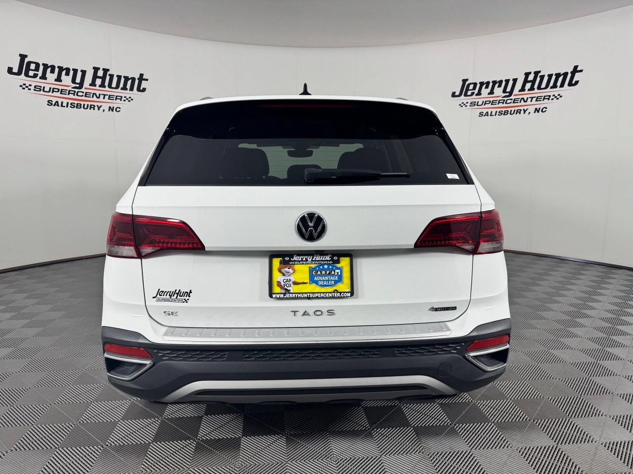 Used 2023 Volkswagen Taos SE w/ Panoramic Sunroof Package AWD/4WD image 7