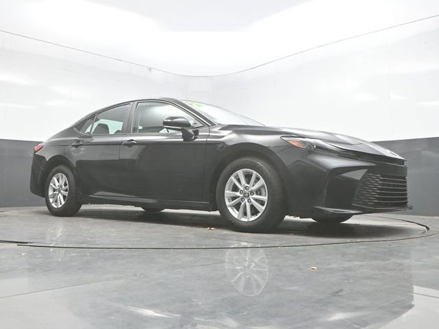 Used 2025 Toyota Camry LE image 32