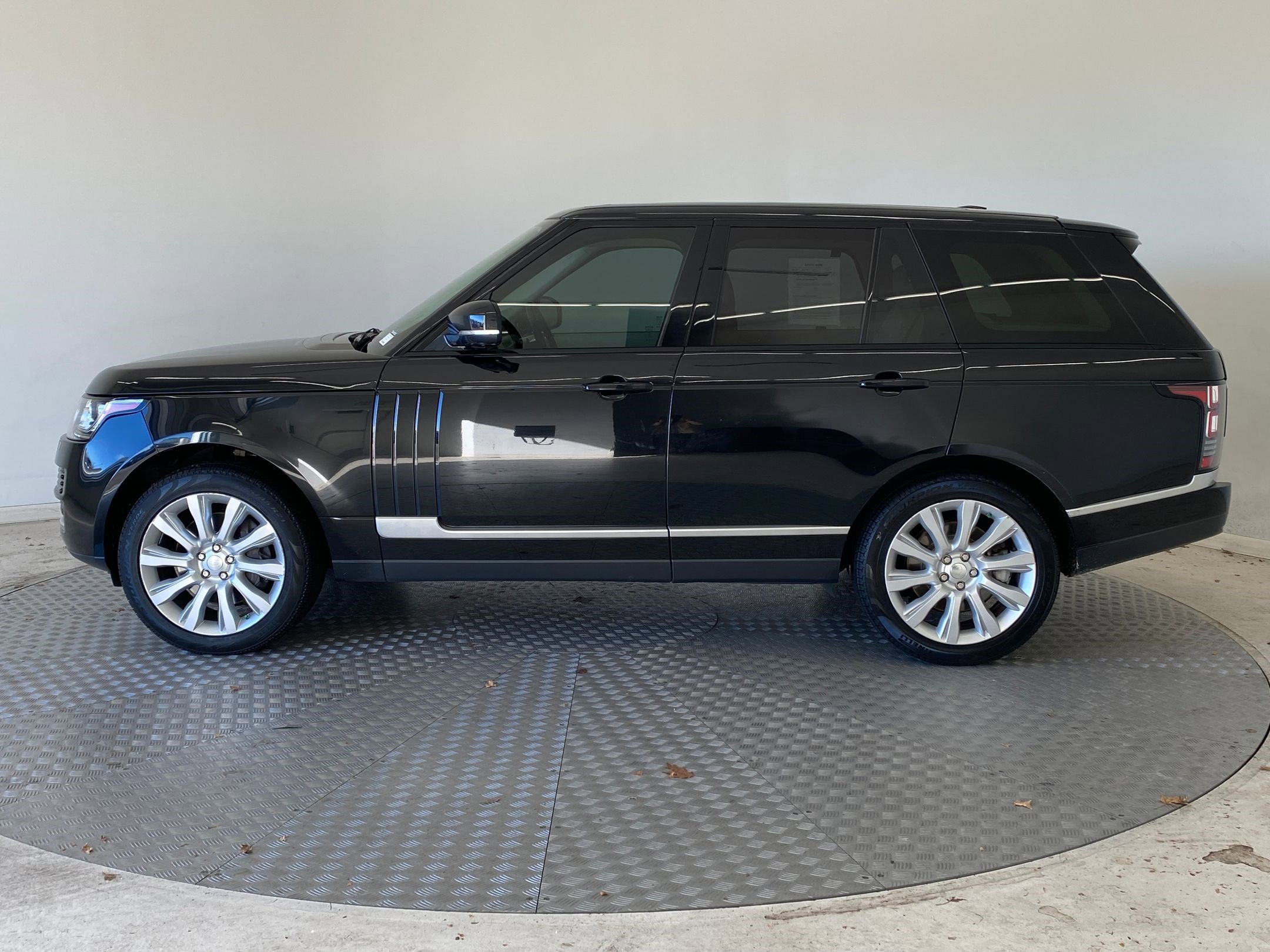 Used 2014 Land Rover Range Rover Supercharged image 2