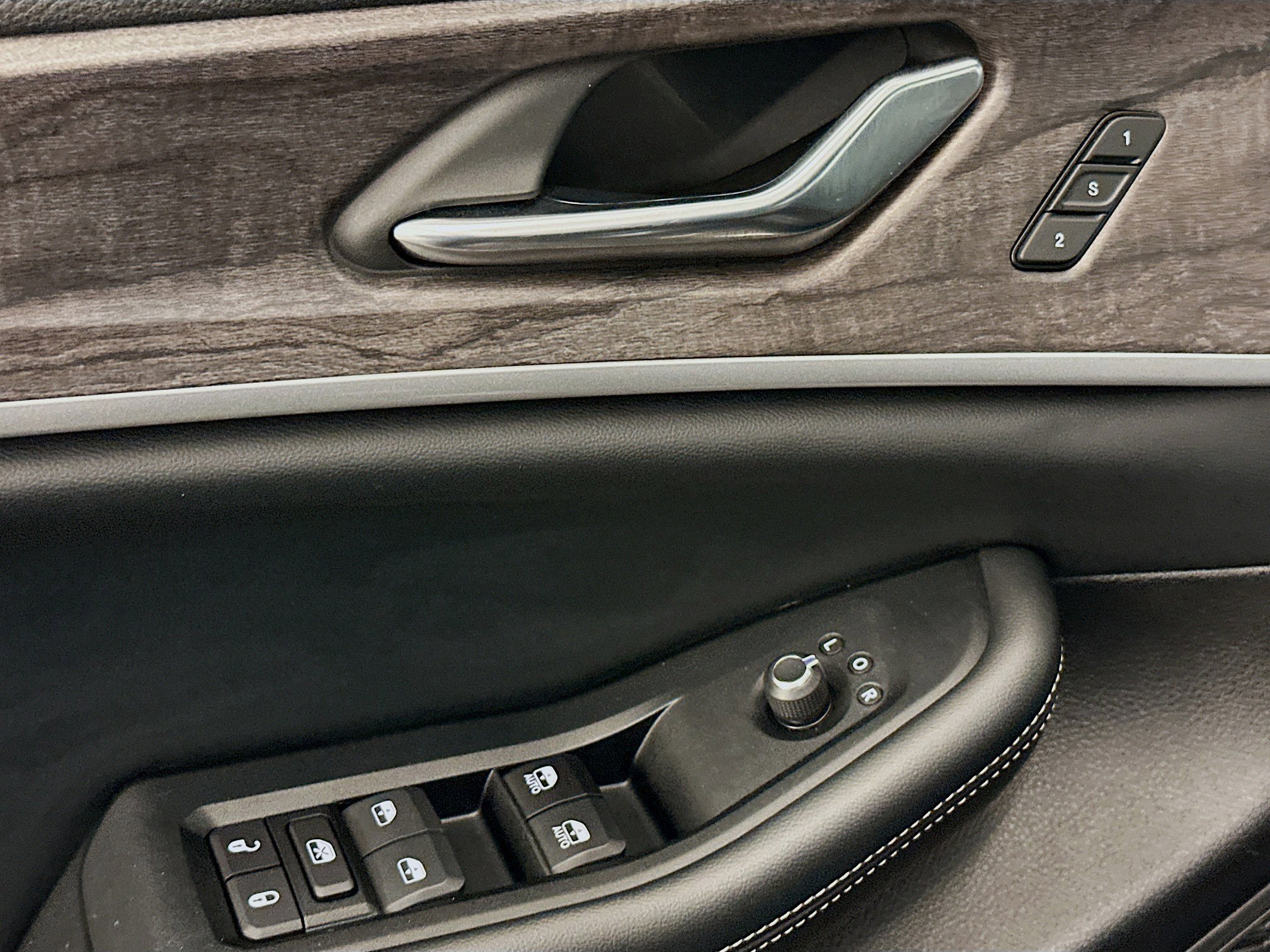 Used 2024 Jeep Grand Cherokee L Limited w/ Luxury Tech Group II image 15