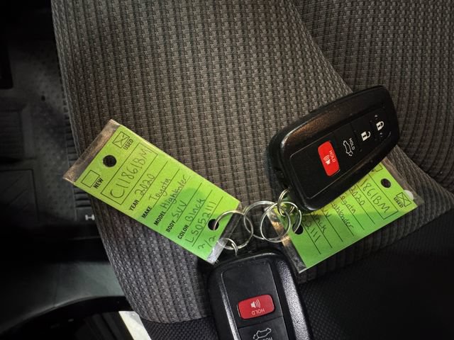 Used 2020 Toyota Highlander LE AWD/4WD image 26