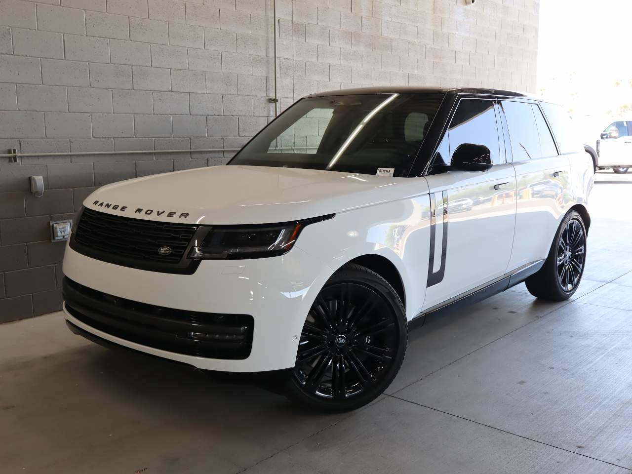 Used 2024 Land Rover Range Rover SE AWD/4WD image 1