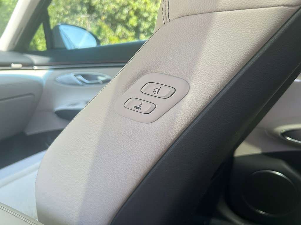 Certified 2026 Genesis GV70 2.5T Select AWD/4WD image 18