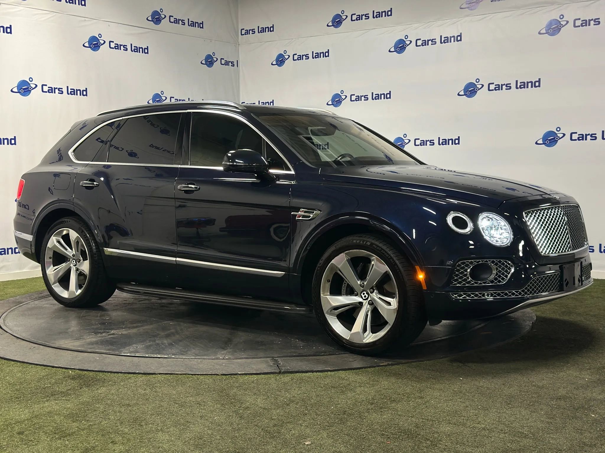 Used 2017 Bentley Bentayga image 2